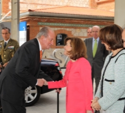 Don Juan Carlos recibe el saludo de la vicepresidenta del Gobierno y ministra de la Presidencia, Soraya Sáenz de Santamaría